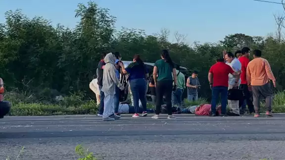 Estallido de un neumático de una camioneta de pasaje provoca el accidente en la Mérida-Tizimín Estallido de un neumático de una camioneta de pasaje provoca el accidente en la Mérida-Tizimín