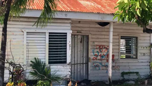 Algunas casas han sido vandalizadas y dañadas a través de los años.