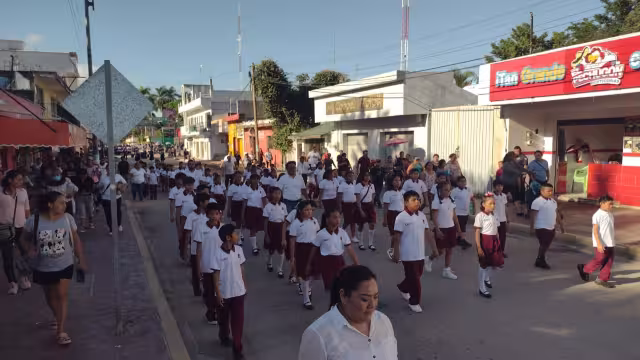 Felipe Carrillo Puerto: Más de 4 mil estudiantes marcharon en el desfile del Día de la Independencia de México