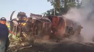 Pipa de chapopote se incendia al volcarse en la carretera federal 207 de Felipe Carrillo Puerto