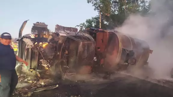 Al momento de volcarse, la unidad sufrió un incendio que dejó a la unidad completamente destriodas