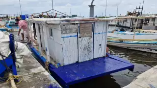 Rescatan con vida a  cuatro pescadores extraviados durante una semana en altamar en Progreso