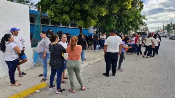 Padres de familia de la primaria Ismael García evitan el ingreso de la dirigente del plantel Padres de familia de la primaria Ismael García evitan el ingreso de la dirigente del plantel