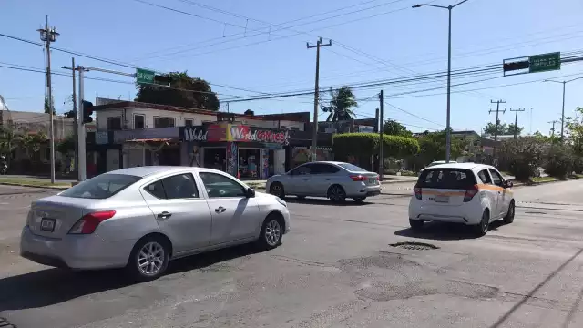 Las fallas en los semáforos han provocado caos vial en la zona.