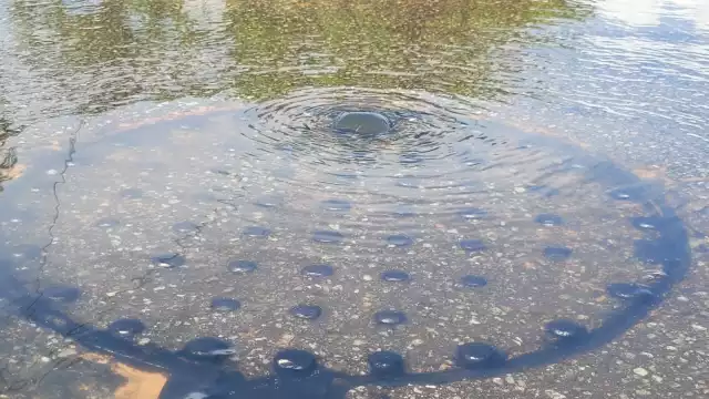 El agua rebosa de las alcantarillas de las colonias