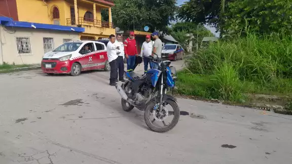 José Alexis Chan Vera, de 20 años, resultó lesionado tras chocar su motocicleta Italika contra una camioneta Toyota Hiace. José Alexis Chan Vera, de 20 años, resultó lesionado tras chocar su motocicleta Italika contra una camioneta Toyota Hiace.