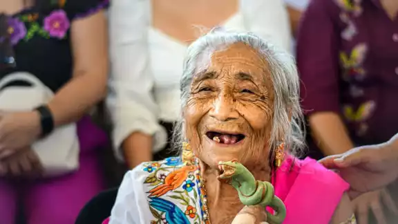 Reconocen a Basilia Tzec como la primera y última partera maya de la comisaría de Yaxhachén