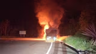 Autobús de pasajeros se incendia en la autopista a Playa del Carmen; no hubo lesionados
