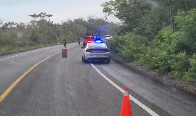 El accidente dejó una persona lesionada, una mujer, y daños materiales significativos.
