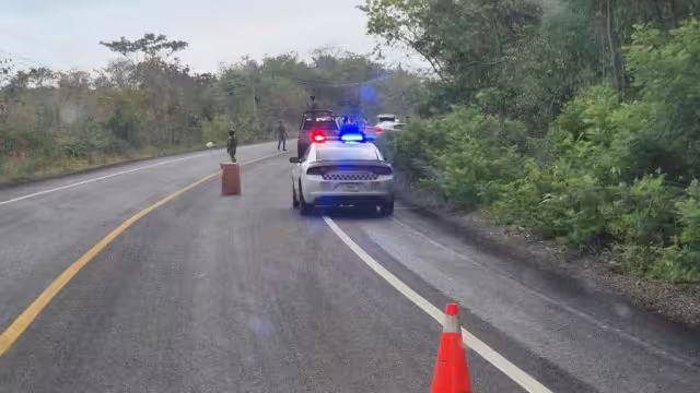 El accidente dejó una persona lesionada, una mujer, y daños materiales significativos.