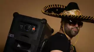 Mexicano conquista las  calles de París con  bocina a todo volumen y el "fierro viejo que venda": VIDEO