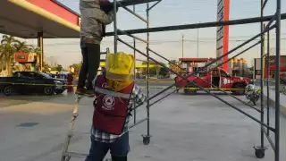 Abejas en una gasolinera ponen en alerta a Protección Civil en Escárcega