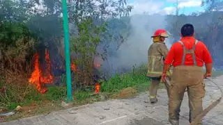 Incendio en la Colonia 10 de Mayo pone en riesgo viviendas y deportistas en Escárcega