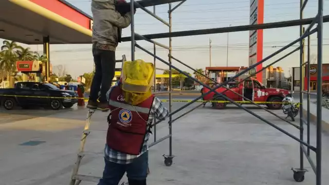 Un enjambre de abejas apareció en una estación de combustibles, representando un riesgo para los clientes.
