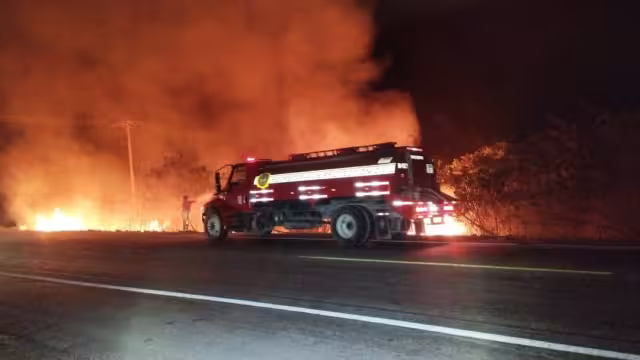 Un incendio de maleza amenazó viviendas cerca del ejido Kilómetro 36 en Escárcega