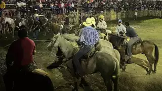 Corrida de Promesas deja como saldo varios caballos heridos, así como jinetes caídos en el fango