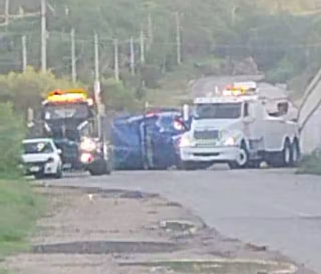 Volcadura en la Campeche–Champotón termina en robo de mercancía