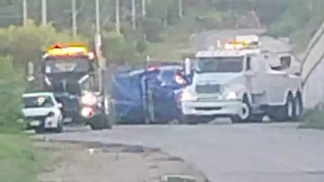 Volcadura en la Campeche–Champotón termina en robo de mercancía