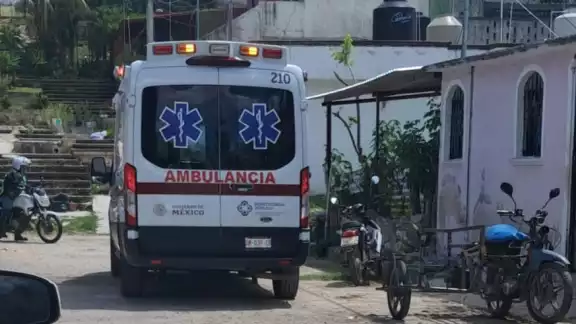 Una menor intentó suicidarse tras una pelea con su novio, ingiriendo pastillas y cortándose las muñecas, pero fue rescatada y estabilizada en el hospital. Una menor intentó suicidarse tras una pelea con su novio, ingiriendo pastillas y cortándose las muñecas, pero fue rescatada y estabilizada en el hospital.