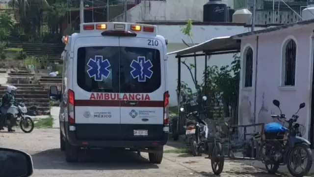 Una menor intentó suicidarse tras una pelea con su novio, ingiriendo pastillas y cortándose las muñecas, pero fue rescatada y estabilizada en el hospital.