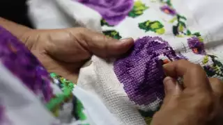 Díaz Mena comparte el talento del bordado en Yucatán.