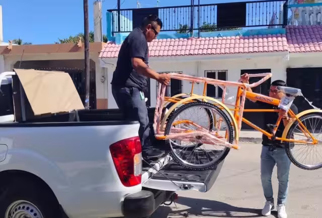 Don Felipe, quien fue víctima de una agresión por parte de aficionados del América, recibió un nuevo triciclo que le ayudará a continuar con su labor