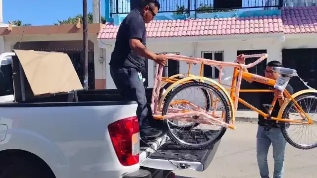 Don Felipe, quien fue víctima de una agresión por parte de aficionados del América, recibió un nuevo triciclo que le ayudará a continuar con su labor