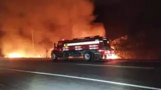 Un incendio de maleza amenazó viviendas cerca del ejido Kilómetro 36 en Escárcega