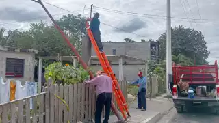 Retiran poste de energía