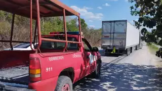 Cuerpos de emergencia auxiliaron al camión y lo abanderaron sobre la vía.