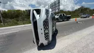Camioneta vuelca tras chocar contra tráiler en la carretera 307, tramo  Playa del Carmen