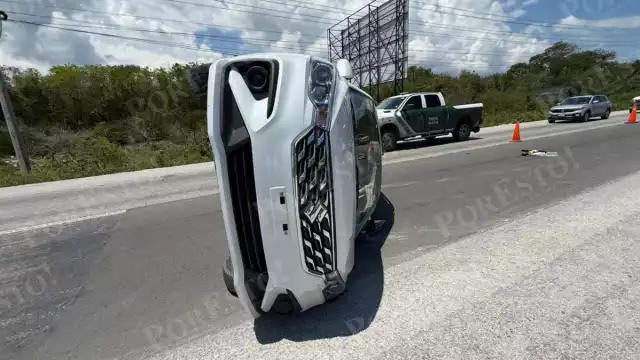 Debido al impacto, el automóvil particular terminó volteada a su lado izquierdo