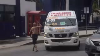 Adulto mayor se atraviesa a vehículos y genera caos en Cancún