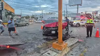 Paramédicos acudieron al lugar, brindando atención médica al conductor
