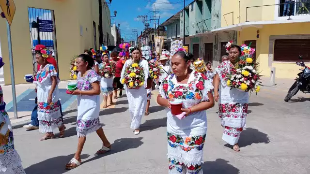 El gremio fue ambientado por el tronar de los voladores y por la Charanga