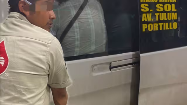 Pasajeros denuncian operador de van por negligencia actividad.