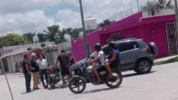 Colisión en cruce de calles por imprudencia vial en zona urbana Colisión en cruce de calles por imprudencia vial en zona urbana
