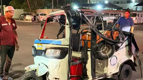 Aparentemente el conductor de la camioneta ignoró el alto obligatorio y embistió al mototaxi Aparentemente el conductor de la camioneta ignoró el alto obligatorio y embistió al mototaxi