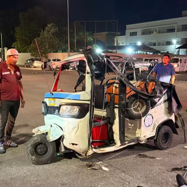 Aparentemente el conductor de la camioneta ignoró el alto obligatorio y embistió al mototaxi