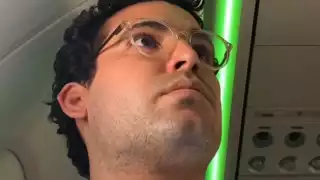 El influencer reveló que a los 30 minutos de vuelo un motor de la aeronave "reventó"