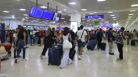 La afluencia de turistas en el aeropuerto de Cancún se mantiene