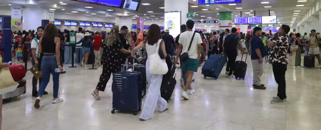 La afluencia de turistas en el aeropuerto de Cancún se mantiene
