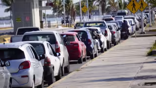 Filas dan la vuelta al Centro de Convenciones de Campeche por tramite de renovación de placas
