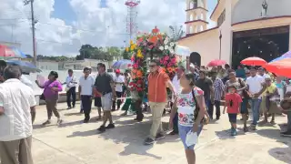 Devoción bajo el sol: Feligreses de Kantunilkín  honran a la Virgen de la Asunción durante recorrido religioso 