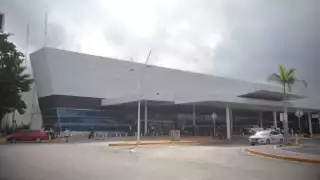 Inician trabajos de repavimentación en la entrada del aeropuerto de Mérida