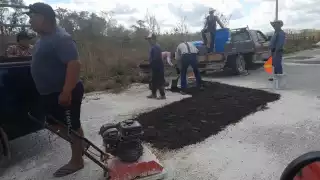  Menonitas bachean carretera estatal en Hopelchén   