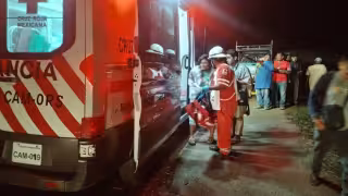 Pasajeros de taxi se salvan de volcadura en carretera Mérida–Campeche