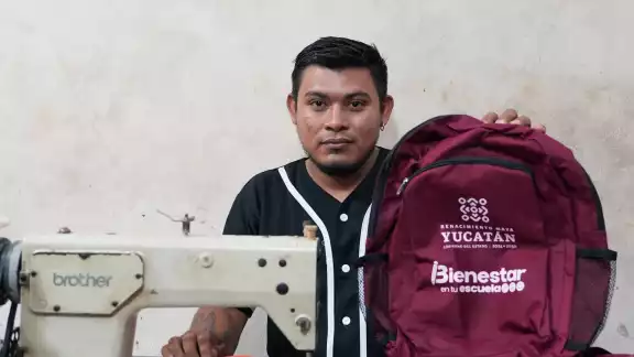 Cada estudiante de nivel básico recibirá un kit, que incluye útiles, dos camisas y un par de zapatos Cada estudiante de nivel básico recibirá un kit, que incluye útiles, dos camisas y un par de zapatos