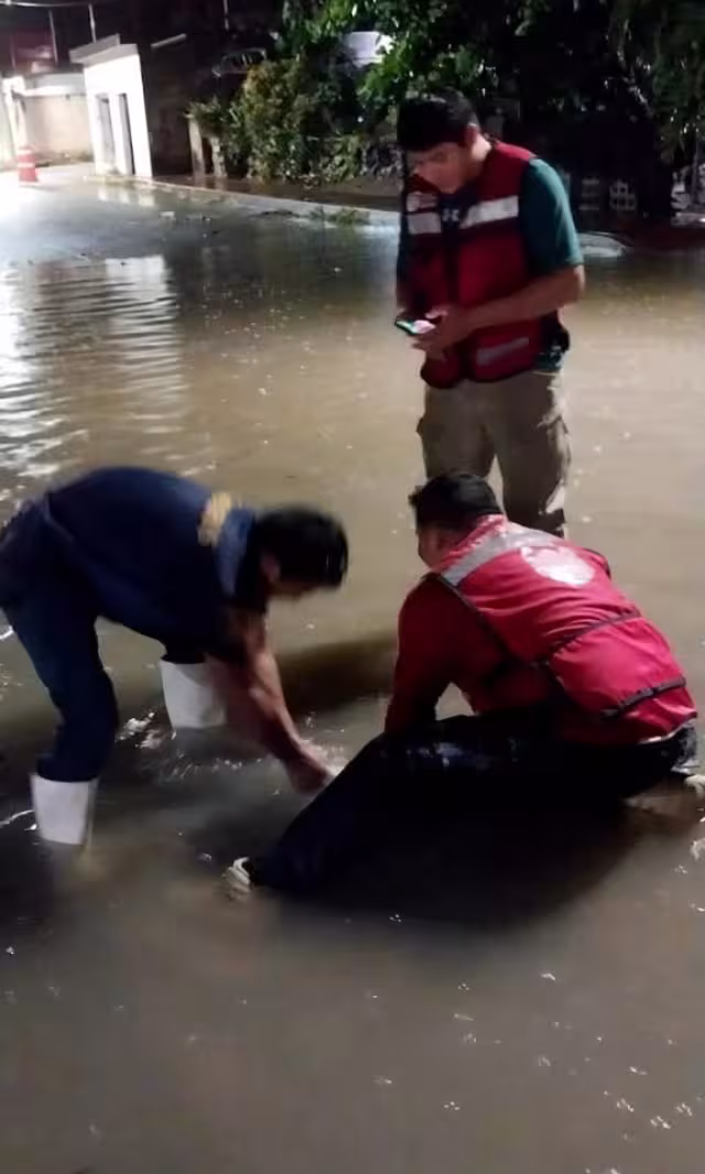 Elementos de Protección Civil, estuvieron realizando el bombeo de agua