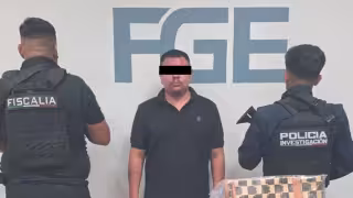 Los detenidos, junto con las armas y drogas, fueron presentados por las autoridades.